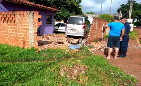 Presunto ebrio chocó contra muralla y abandonó el vehículo