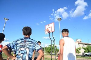 Diario HOY | Instalan aros de básquetbol en barrio de la Costanera