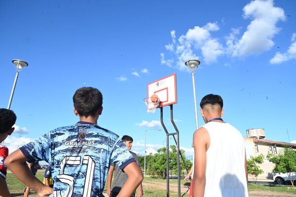 Diario HOY | Instalan aros de básquetbol en barrio de la Costanera