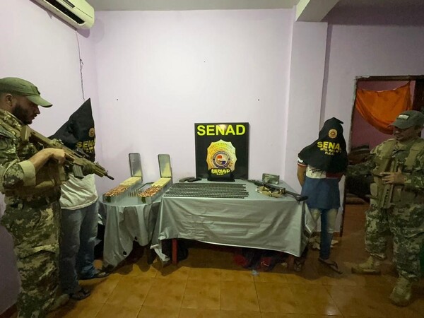 Detienen a dos personas con potente arma, municiones y droga - PDS RADIO Y TV