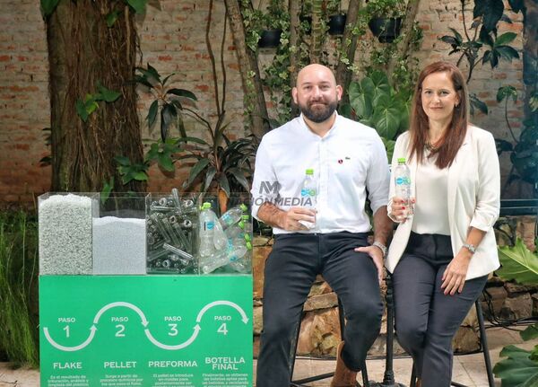 Dasani lanzó al mercado la primera botella hecha de botellas recicladas