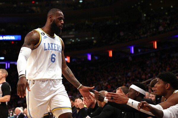Diario HOY | LeBron y Davis regresan por todo lo alto en triunfo de Lakers