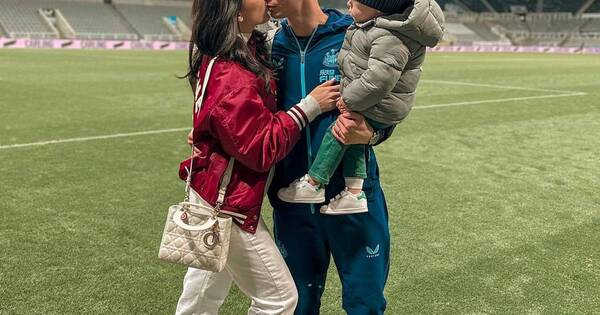 La Nación / El pequeño de Miguel Almirón tarareó “Hey Jude” alentando a su papá desde los palcos