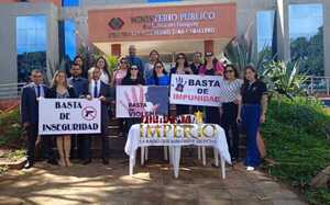 Abogados realizaron una manifestación frente al Ministerio Público - Radio Imperio