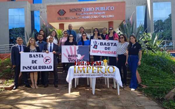 Abogados realizaron una manifestación frente al Ministerio Público - Radio Imperio