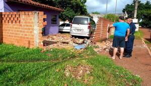 Chocó contra una muralla y dejó su vehículo en el patio ajeno