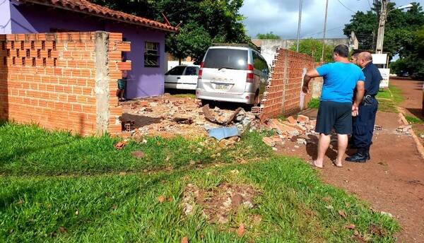 Chocó contra una muralla y dejó su vehículo en el patio ajeno