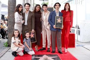 Los Jonas Brothers recibieron su estrella de Hollywood junto a sus esposas e hijas - Gente - ABC Color