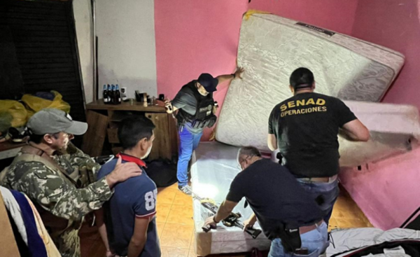 Dos personas e incautó potente arma, municiones y droga en PJC