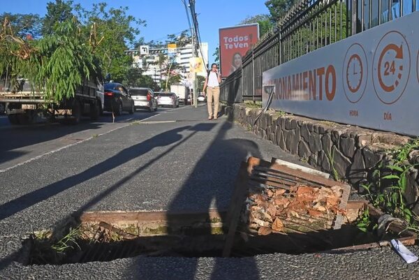 Vereda peligrosa sobre avenida Aviadores del Chaco - Crónicas Ciudadanas - ABC Color