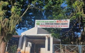 ¡Parece una joda pero no lo es!: Colocan sugestivo pasacalles frente al hospi de Villarrica
