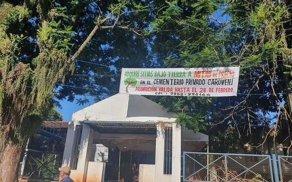 ¡Parece una joda pero no lo es!: Colocan sugestivo pasacalles frente al hospi de Villarrica