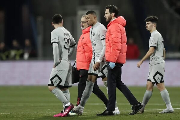 Mbappé falló dos penales y se retiró lesionado en la victoria del París SG en Montpellier - Fútbol Internacional - ABC Color