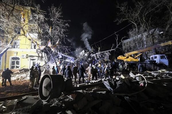 Al menos tres muertos y 20 heridos en ataque ruso a un edificio en Donetsk - Mundo - ABC Color