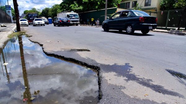 Sube impuesto vehicular, pero calles de Asunción están llenas de baches
