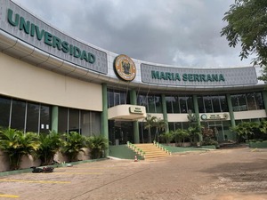Desesperados, estudiantes de medicina exigen sus diplomas a la Universidad María Serrana - La Clave