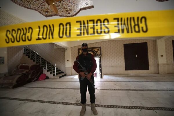 Disfrazado de policía, así penetró el atacante en la mezquita de Pakistán - Mundo - ABC Color