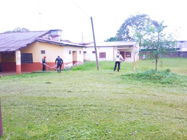 Municipalidad inició con limpieza de patios en escuelas antes del inicio de clases - Radio Imperio