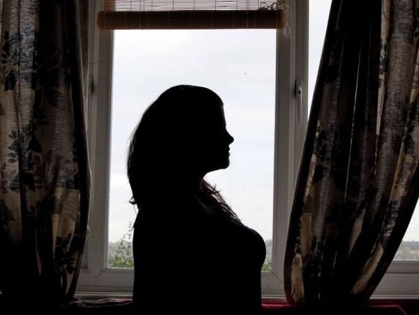 Mujer aislada de familia y amigos, indicador de violencia machista, señala psicóloga · Radio Monumental 1080 AM