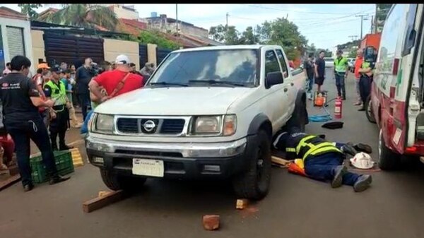 (VIDEO) Arrolló a mendigo que dormía bajo su vehículo