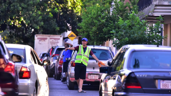 Estacionamiento tarifado: Cuidacoches están preocupados por silencio de Parxin