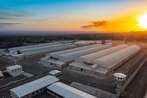 Bukele inaugura la cárcel más grande de Latinoamérica