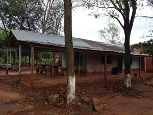Padres de familia denuncian que intendente de Choré se niega a mejorar local educativo - Nacionales - ABC Color
