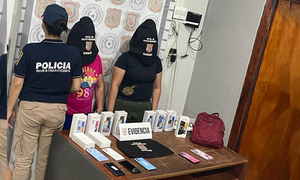 Aprehenden a empleada sindicada de robo y a la quien adquirió los celulares robados - OviedoPress