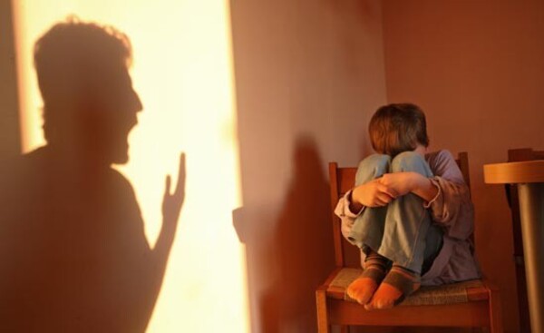 Piden juicio para joven que habría golpeado brutalmente a su hermanito