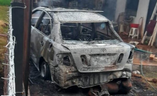 Auto se incendia por completo en Presidente Franco