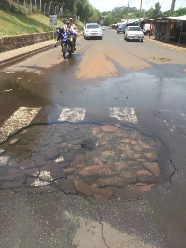 Pérdida de Essap forma un arroyo en calle de la feria municipal, ante inacción de autoridades - Nacionales - ABC Color