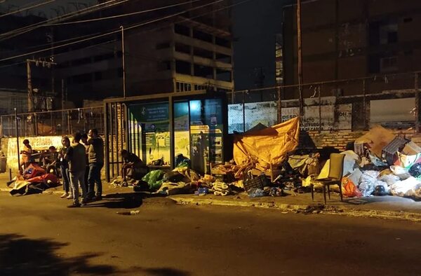 Desalojan a marginales que tomaron parte de una vereda en el Mercado 4 - Nacionales - ABC Color