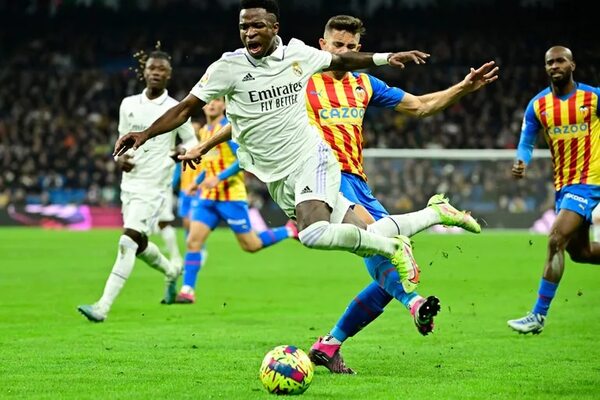 Real Madrid gana y sigue a 5 puntos del Barcelona - Fútbol Internacional - ABC Color