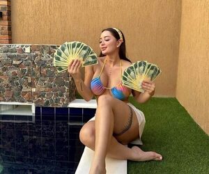 ¡Modelo estanciera aparece con fajos de guaraníes y la perrada enloquece!