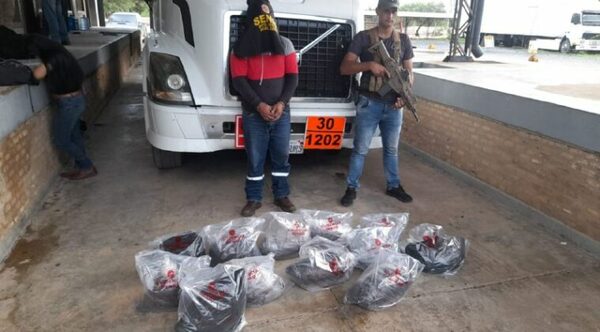 Retienen camión cisterna que transportaba precursor de cocaína a Bolivia
