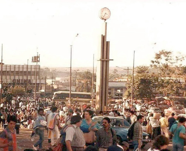 Un enorme reloj, símbolo del progreso de Ciudad del Este - La Clave