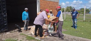 Municipalidad de Puerto Casado hizo entrega de alimentos a familias aisladas por precipitaciones 
