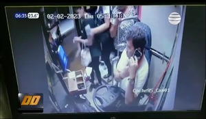 Chofer de colectivo y usuario se agarraron a golpes dentro de un autobús
