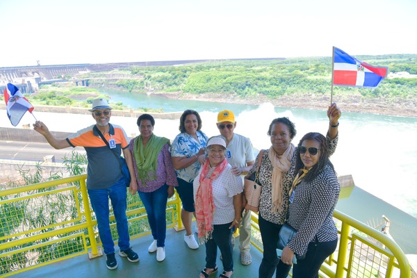 Más de 3.600 turistas llegaron a Itaipú en enero para apreciar el vertido de la represa - Revista PLUS
