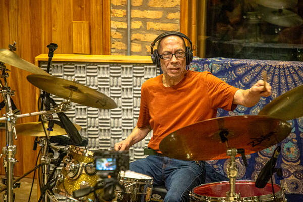 Toti Morel, leyenda de la batería, celebra 70 años con un conciertazo
