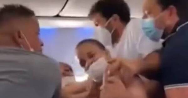 La Nación / ¡A golpes en pleno avión! Pelea entre pasajeras de un vuelo a San Pablo se volvió viral