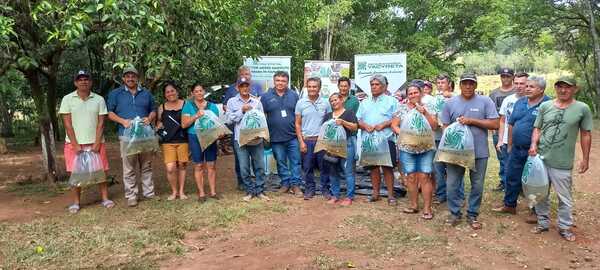 PRODUCTORES PISCÍCOLAS DE BARRERO GUASÚ RECIBIERON ALEVINES, POR PARTE DE LA EBY Y LA GOBERNACIÓN DE ITAPÚA - Itapúa Noticias