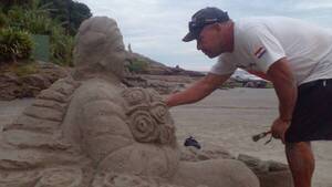 Escultor paraguayo aportó su arte en playa rapai