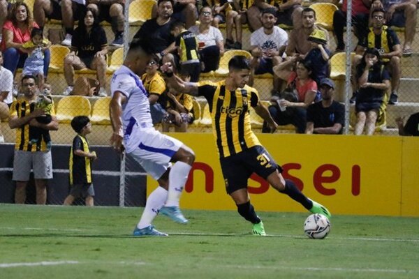 Ameliano, con 10 jugadores, rescata un empate ante Guaraní - Radio Imperio