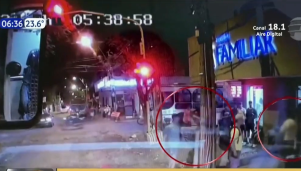 (VIDEO) Conductor de un micro se trompea con su pasajero por un firulais