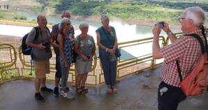 La Nación / Caída de agua y arco iris en vertedero de Itaipú, el boom turístico de la temporada