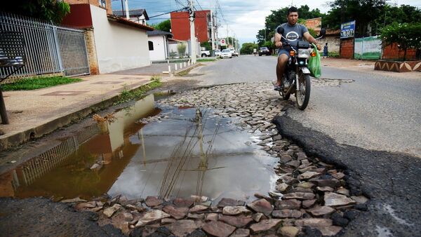 Roque Alonso: Ante inacción municipal vecinos tapan baches por sus medios