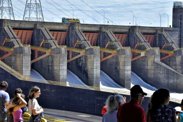 Apertura de compuertas de Itaipu ya registró más de 15.000 visitas - .::Agencia IP::.