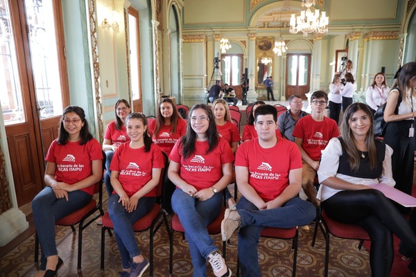 Exbecarios de Itaipu alientan a jóvenes a postularse con tiempo a nueva convocatoria - .::Agencia IP::.