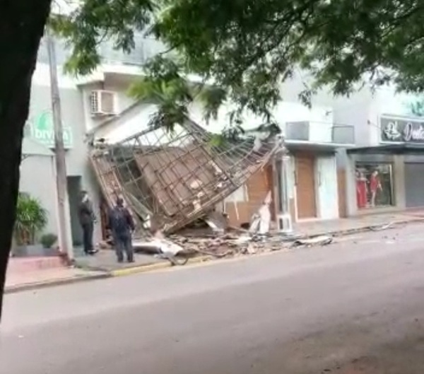 Camioneta chocó por la fachada de un hotel céntrico - Radio Imperio